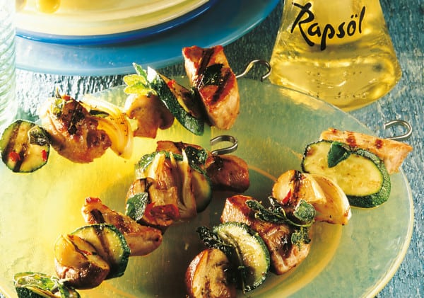 Marinierte Fleischspieße mit Zucchini